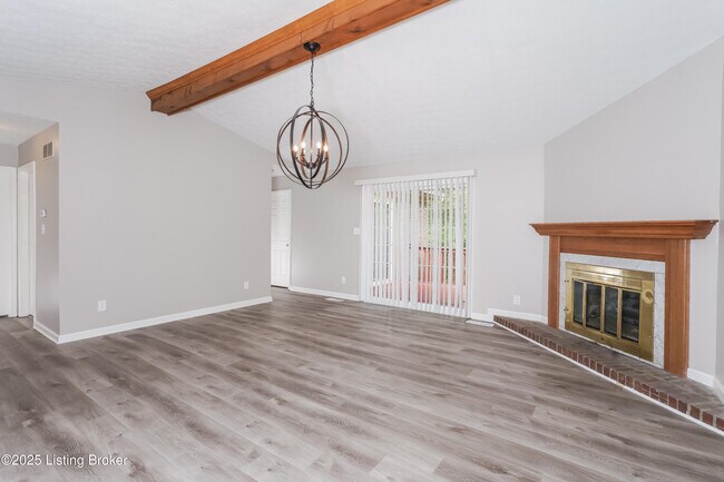 Foto del edificio - 6111 Yellowsands Dr