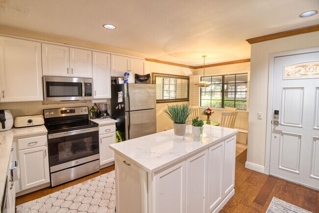 Building Photo - 8840 Villa La Jolla Dr