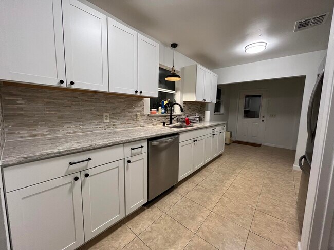 Foto del edificio - 1332 SW 28th St