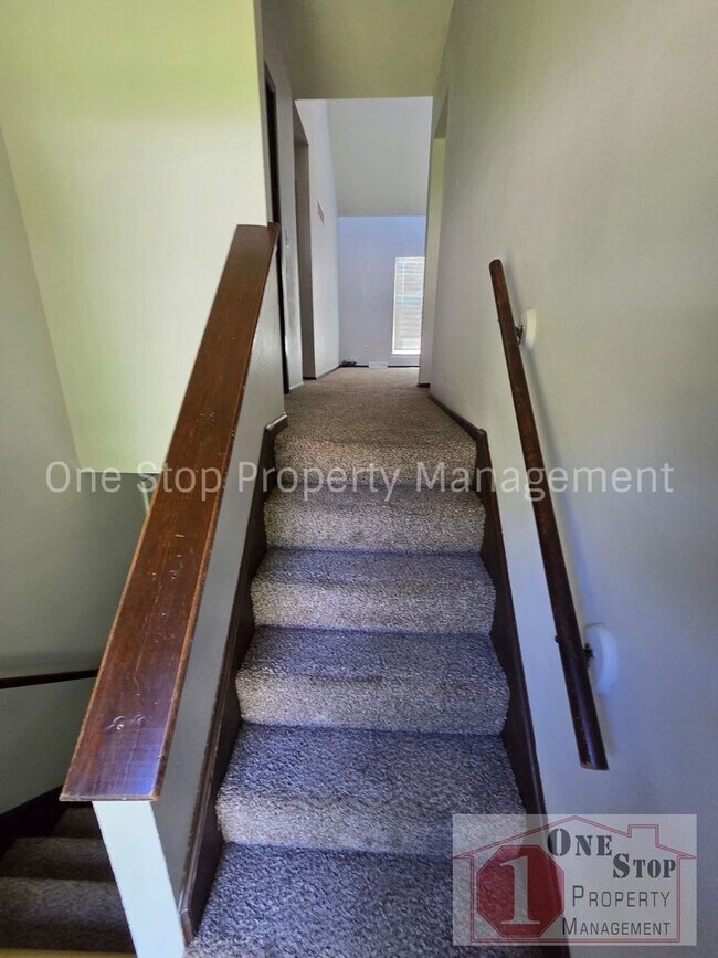 Foto del edificio - Welcome Home to this Adorable 2 Bed 1.5 Bath Duplex in Independence!!