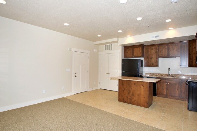 Building Photo - 45 W 300 S
