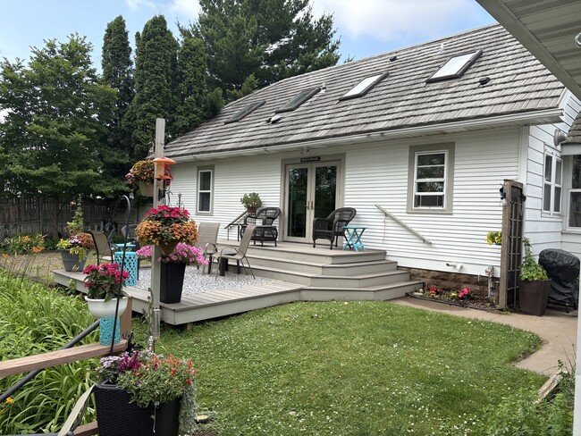 two level deck/patio - 1227 1st Ave