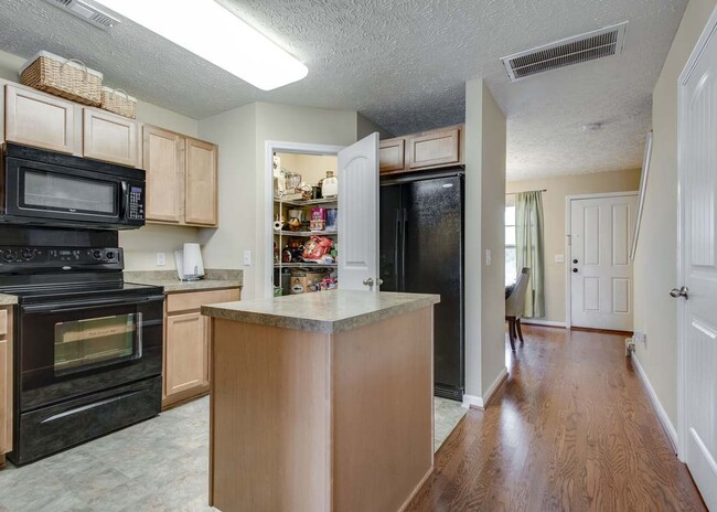 Building Photo - 576 Bradburn Village Cir