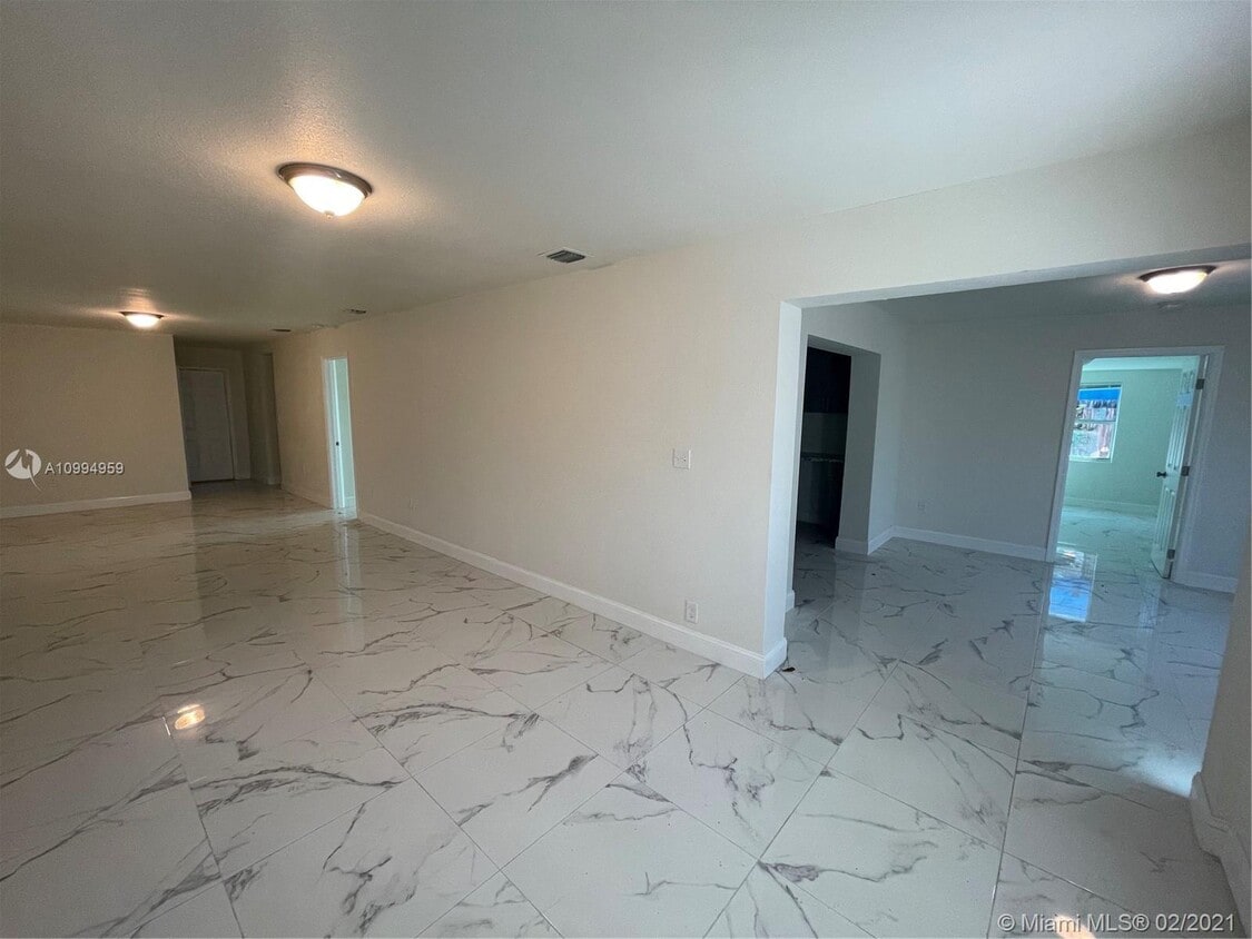 Foto principal - 3327 NW 101st St