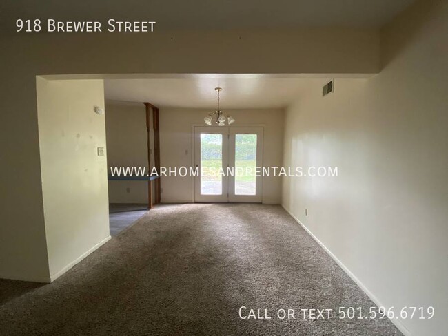 Foto del edificio - 918 Brewer Street | $1295 | 3 beds, 1 full...
