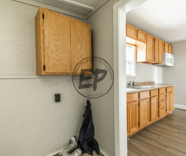 Building Photo - 911 E Craven Ave