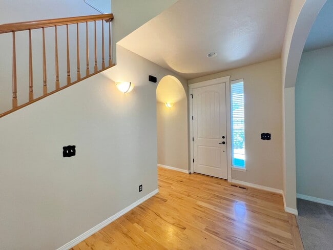Building Photo - 5 Bed 3 Bath Bridge Tower Beauty