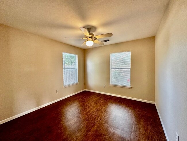Building Photo - 2/1 Home in Kerrville