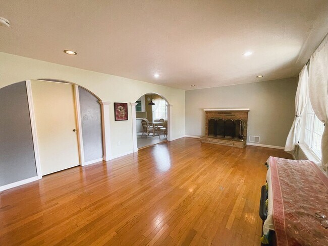 Foto del edificio - Single family rancher with 3 beds and 2 baths