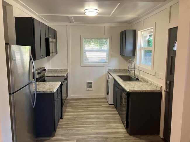 Building Photo - Remodeled One Bedroom Apartment in North S...