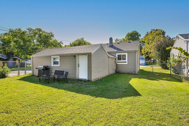 Building Photo - Beautifully Remodeled 3 Bedroom / 2 Bath M...