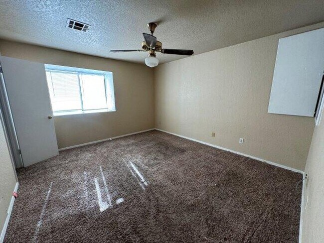 Building Photo - 2 Bedroom, 2 1/2 Baths with a 2 Car Garage...