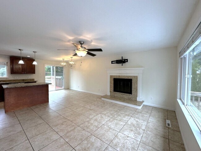 Foto del edificio - Updated 5 bedroom 2.5 bathroom home in Uni...
