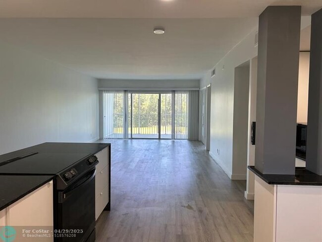 Building Photo - 3250 N Palm Aire Dr