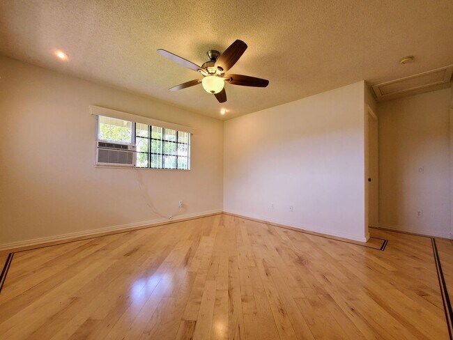 Foto del edificio - AVAILABLE  | Corner Location, One Bedroom,...