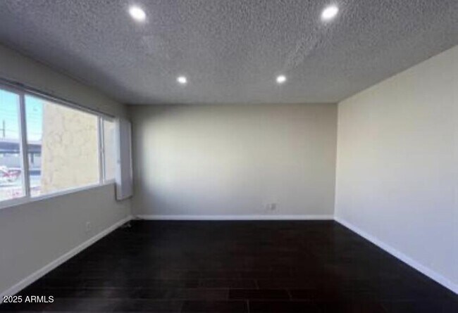 Foto del edificio - 8055 E Thomas Rd