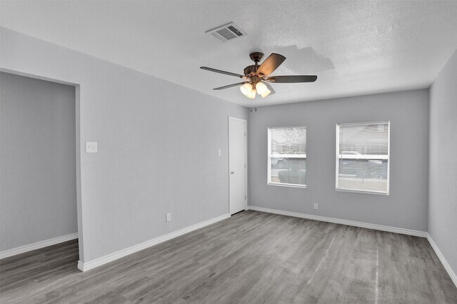 Building Photo - 219 Loma Dr