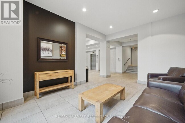 Photo du bâtiment - 808 Bronson Ave