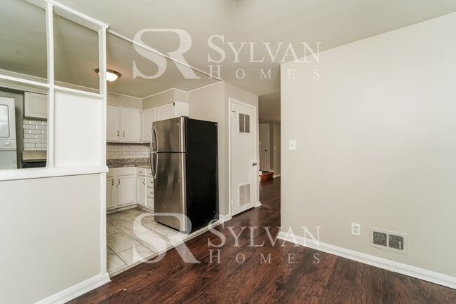 Foto del edificio - The living is easy in this 3 bedroom, 1 bathroom townhome