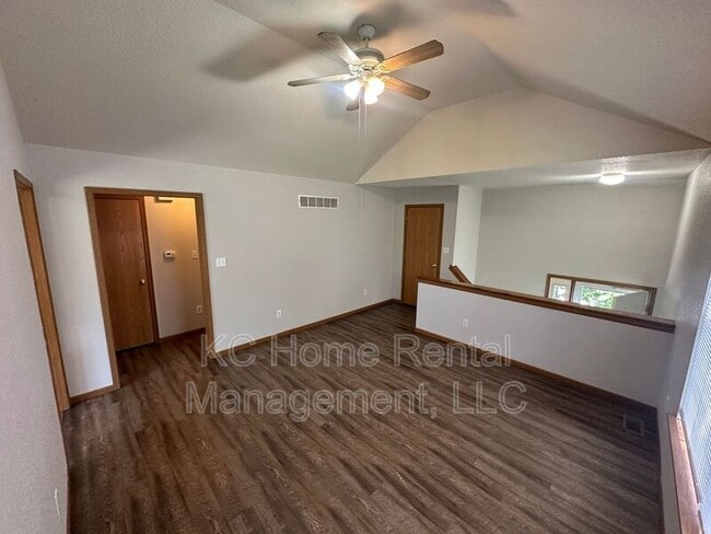 Building Photo - 709 SE Drew Ct