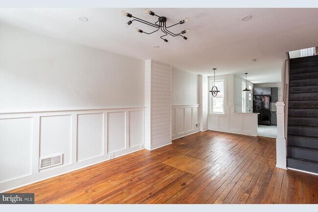 Building Photo - Charming 2 Bedroom Home with Modern Amenit...