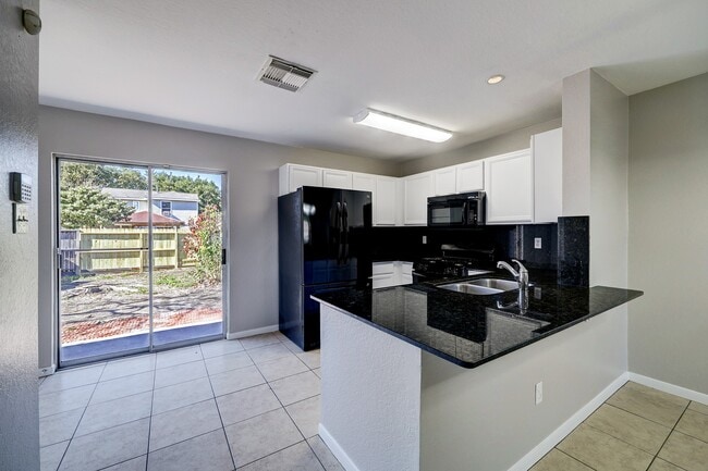 Foto del edificio - 15529 Aiken Ln