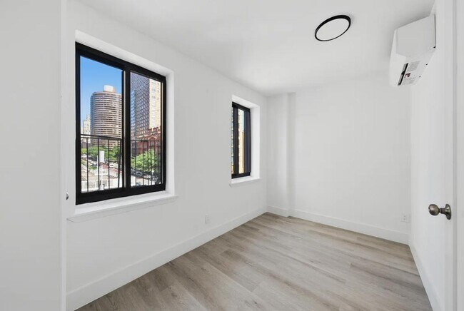Building Photo - 300 E 96th St