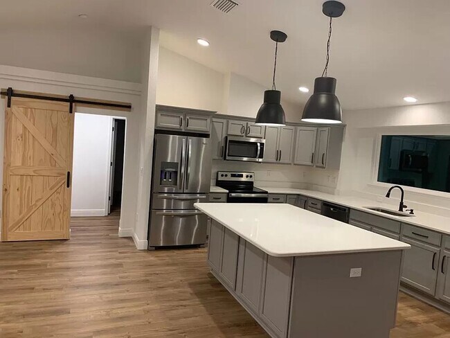 Building Photo - GREAT AND CONVENIENT 3/2 HOME PERFECT SIZE...