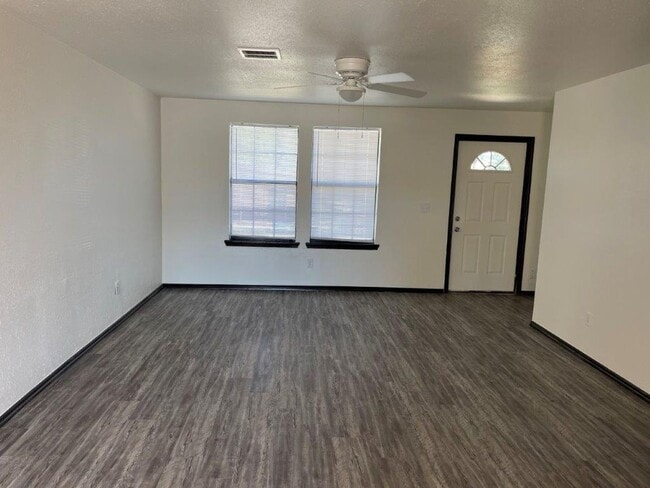 Building Photo - Updated 2 bed 1 bath duplex in Blanchard p...