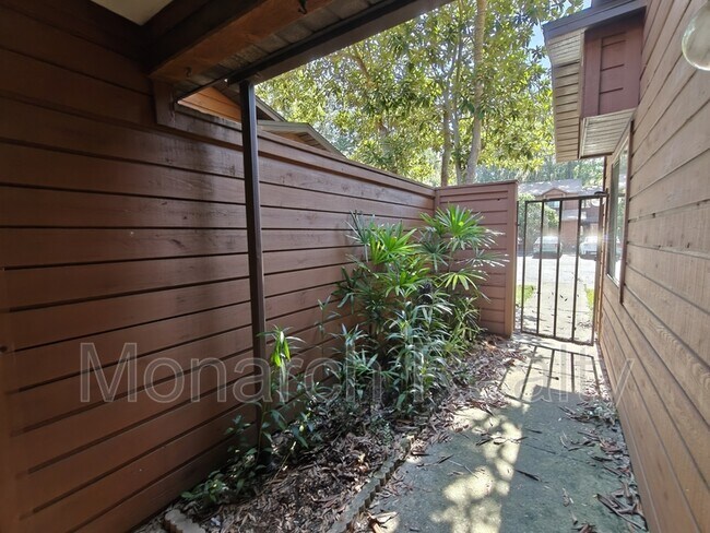 Foto del edificio - 830 SW 56th Terrace