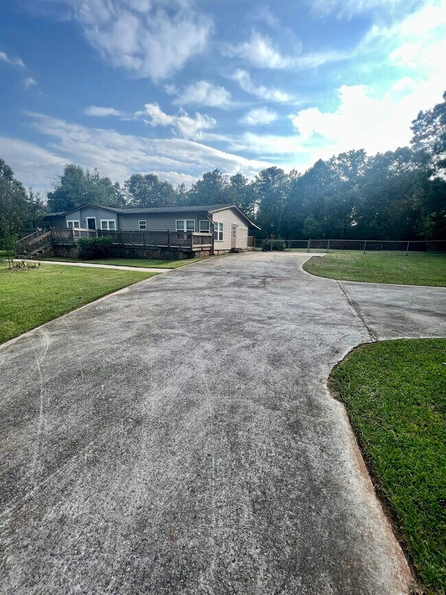 Building Photo - 200 Waldorf Dr