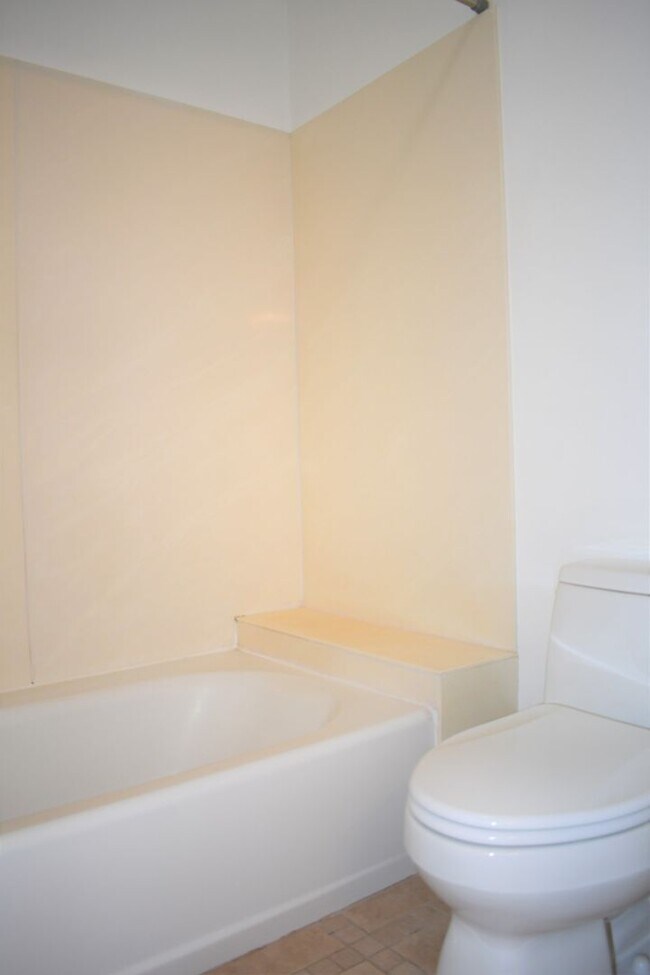 Building Photo - Gated Townhome at the Arbors 2br/2ba with ...