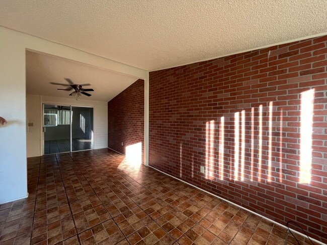 Foto del edificio - 3 bedroom 1 bath home with yard and covered parking