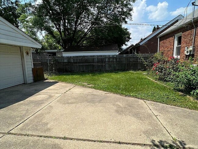 Building Photo - 20292 Roscommon St