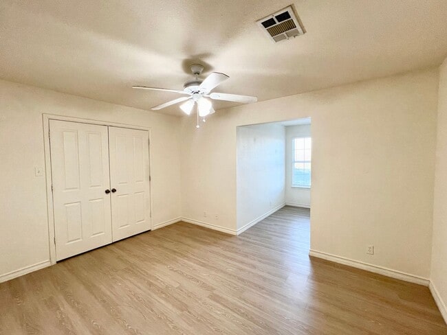 Building Photo - Duplex Available in Jarrell