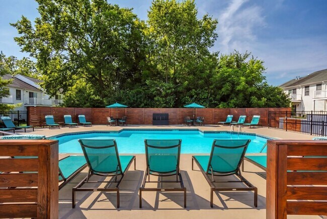 Piscina estilo resort en Alkire Glen en Columbus, Ohio. - Alkire Glen