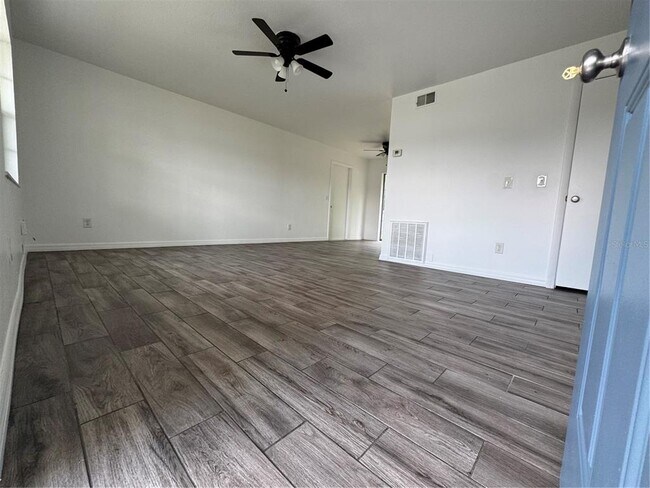 Foto del edificio - 5738 Cardinal Guard Ave