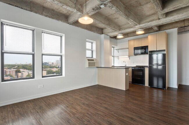 Building Photo - 1325 W Wilson Ave