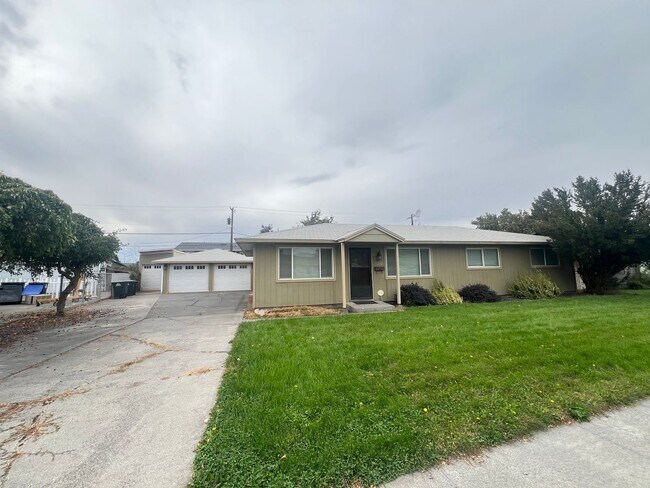 Foto del edificio - 3 Bedroom home in desirable neighborhood!