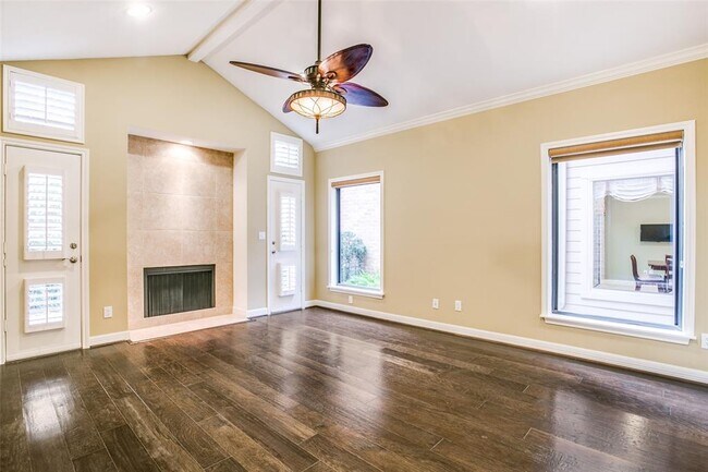 Building Photo - 306 Sugar Berry Cir