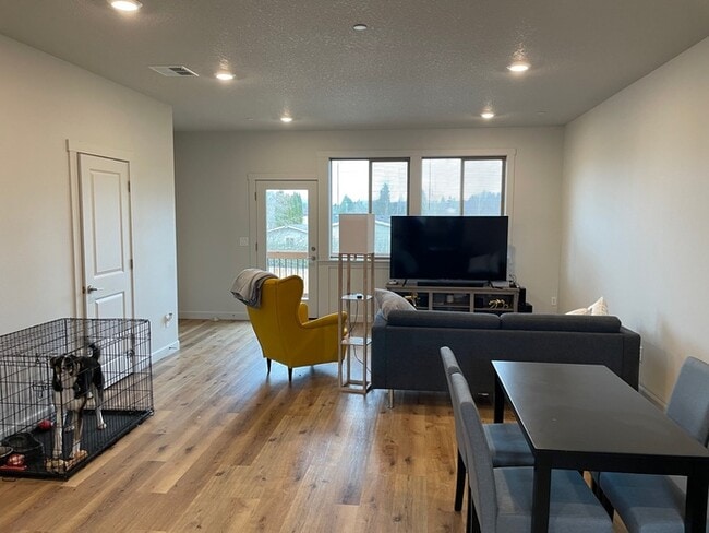 Building Photo - THREE BEDROOM TOWN HOME IN WOODLAND