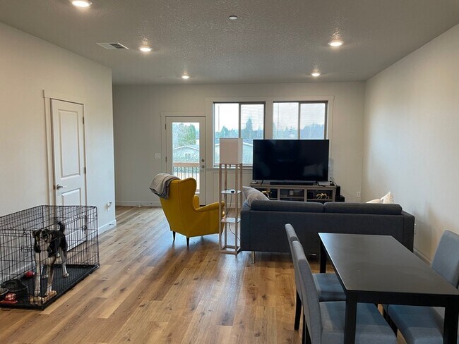 Foto del edificio - THREE BEDROOM TOWN HOME IN WOODLAND