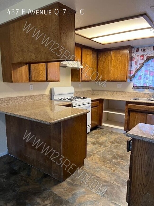 Foto del edificio - 2 Bedroom / 1.5 Bath Townhouse East Palmdale