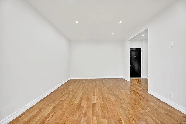 Foto del edificio - 7101 Shore Rd