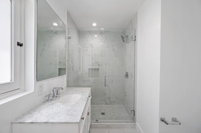 Building Photo - 222 S Gale Dr