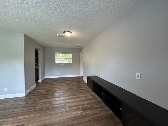 Building Photo - Renovated 3 Bedroom, 2 Bath Home!
