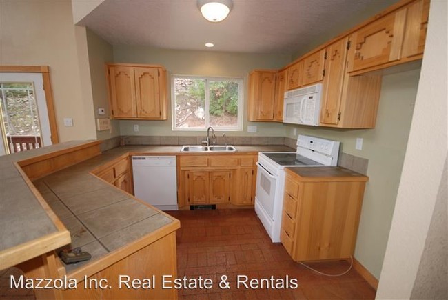Building Photo - 2 Cedar Hill Pl