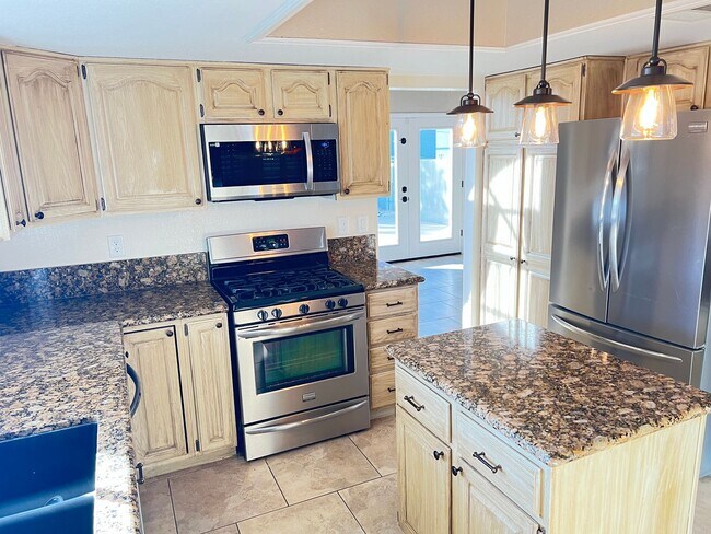 Foto del edificio - 3 BD 2.5 BATH HENDERSON HOME FOR RENT! W/ ...