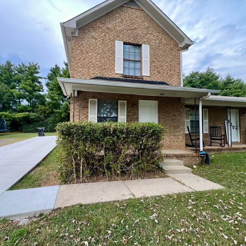 Foto principal - 2 Bed, 1.5 Bath Townhouse with Fireplace i...