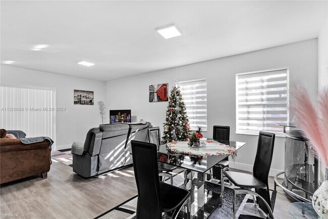 Building Photo - 3 br, 2.5 bath Townhome - Sunset Harbour